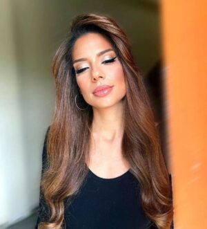 Ilianna Mavromati Instagram - Photo and make up by @petros_tsampoukos 🌹
Hairstyle by @markellashair 🌹
.
.
@alphatv @aytihnyxtamenei @superkaterinatv 
.
.
#actor #acting #aftiinixtamenei #nyxta #alphatv #joy #inspiration #lovemyjob #lovemycoworkers #tv #tvseries #show #backstage