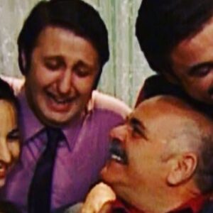 İlker Ayrık Instagram - Özellikle bu fotoğrafın bu kesitini seçtim. Geniş Aile zamanından... Bende kalan güleryüzü ve neşesi aynen böyle işte... 

Salı gününden beri ancak yazabilecek durumdayım. 12 sene beraber çalıştık. Önce Geniş Aile’de damadıydım. Seksenler’de oğlu oldum. Kıdem almış gibi oldum aslında... Aldığım en büyük kıdem ise gerçek hayatta onunla dost olabilmekti. O benim en iyi dostlarımdan biriydi. Elbette Türk tiyatrosunun en kıymetli ustalarındandı... Elbette Türk sinemasının en değerli oyuncularından biriydi... Elbette televizyonun en şahane karakterlerindendi... Ama benim için her şeyden önce çok büyük bir dosttu. Bir arkadaştı. Kimi zaman ona Rasim Abi yerine sadece “Rasim” derdim. Çünkü benden daha gençti. Gençliğini bırak -tanıyanlar çok iyi bilir- resmen yaramaz bir çocuk olurdu bazen. Derdi günü gülmek, gülümsetmekti. En  arka sırada oturan, sınıfın  en fırlama öğrecisiyken aynı zamanda mahallenin en has abisi oluveriyordu. Yol gösteren... Bununla kalmayıp jilet gibi bir salon adamı olurdu. Her halt vardı onda. Hem de en jantisinden.

Ondan öğrenebildiğim her şey için minnetarım. Whatsapp mesajlarımızı açıp açıp kahkaha atmaya, fotolara bakıp gülümsemeye ve her daim hüzünlenmeye, eksikliğini hissetmeye hazırım. Zorundayım. Yattığın yer seni incitmesin. 

Siz de benim gibi “keşke daha çok zamanımız olsaydı” demek istemezseniz ailenizi, dostlarınızı, arkadaşlarınızı daha çok arayın. Ben kalanlara öyle yapmayı planlıyorum. 

Seni özleyeceğim Rasim...
#rasimöztekin