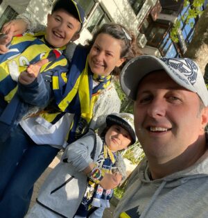İlker Ayrık Instagram - Hanımlar… Beyler… Biz ailecek Fenerbahçemizi çok seviyor ve gurur duyuyoruz. Tüm branşlarda gösterdiği müthiş mücaleden sonra, kazandığı kazanamadığı kupaları umursamadan kalbimizin en derininden seviyoruz… Adı konamaz büyüklüğü ile “Dünya’nın En Büyük Spor Kulübü”nün sevdalısı olmak çok onur verici… 

Bizim için söylenecek slogan şudur: Her zaman her yerde en büyük Fener💛💙