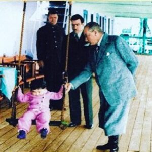 İlker Ayrık Instagram - Bugün 23 Nisan... Neşe doluyor insan... 23 Nisan Ulusal Egemenlik Ve Çocuk Bayramı kutlu olsun. Teşekkürler Ulu Önder Atatürk!...