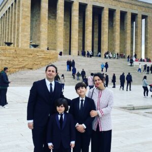 İlker Ayrık Instagram - Ayrık Ailesi olarak bir ay önce Türkiye Cumhuriyeti’nin kurucusu Ulu Önder Gazi Mustafa Kemal Atatürk’ün manevi huzuruna çıktık. Ona olan sevgimizi, saygımızı, bağlılığımızı pekiştirdik… Her zaman her yerde Türkiye Cumhuriyeti’nin sahibi ve bekçileriyiz. Arz ederim…🇹🇷

Ayrıca günün anlam ve önemine  binayen Annem’in, değerli Eşim’in canım Ablacığım’ın ve tüm annelerin “Anneler Gününü” tüm kalbimle kutlarım.💐