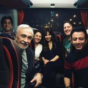 İlker Ayrık Instagram - Turne otobüsü... #27martdünyatiyatrogünü kutlu olsun. Tiyatro iyi ki var... @ayktsk @gnykrcgl @demirbetul @can_bana #artizmektebi