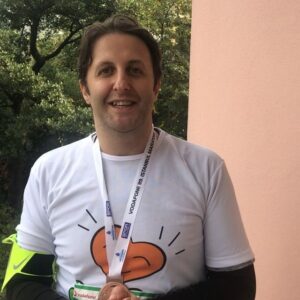 İlker Ayrık Instagram - 10K koştum🏃🏻!!! Bazı yerlerinde yürüdüm.🚶 Yalan yok! Ama amacıma ulaştım! 🎯Finişi gördüm! 🏅Sırada, hedefimiz olan oyun merkezi var! Seninle yapalım mı? Profilimdeki linki tıkla, bağış yap... Omuz omuza umut olalım...