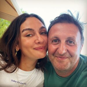 İlker Ayrık Instagram - Bircem, Hürmüzüm, Zilham… Fotolara bakarken buldum bunu.  Baktım çok tatlıyız. Baktım perşembe. Tbt hesaabı… Laps! Yapıştırdım fotoyu buraya… Albümde kalmasın, gözmün önünde dur diye. Seviyorum seni. Çok hem de @birceakalay 

Bu arada sürekli kulaklarımda…

Yavaş gel yavaş
Şamama kim
Sen kimsin
Haddini bil karabaş…

Of ooooooooooooffff
Sineklide durulmuyor yastan…
Sağındın vuruldun, soluna yaslan…
Hey Ali, koç Ali, babmız Ali…