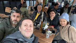 İlker Ayrık Instagram - En güzel sarılmalardan biri...
14 Mart 2022 | Londra

-Müjdat Gezen Sanat Merkezi'ndeki öğrencilik serüvenimizin en büyük kahramanlarından biri olan Mustafa Alabora Hocamız'ın doğum gününe sürpriz yapmak için gittim. Çağırdığı taksinin şöförü gibi araçtan çıktım ve olanlar oldu. Onu mutlu edebilmek benim için büyük bir keyif, onunla zaman geçirmek büyük bir gurur, öğrencisi olmak ise bir onur... İyi ki doğdun Hocam, iyi ki varsın...

-Bir diğer mutluluk da Mehmet Ali'yi yıllar sonra görmek... Birbirimizi o kadar özlemişiz ki... Ve anlıyorum ki bir arkadaş bir arkadaşını ancak bu kadar özler, arkadaş özlemi ancak bu kadar olur... İyi ki varsın aslanım benim. Seni çok seviyorum.

-Kısacık bir yolculukta tarifsiz mutluluk yaşadım. Bu mutluluğu organize etmek için bana suç ortaklığı yapan Banu'ya ve her zaman her yolda yan yana yürüdüğüm sevgili eşim Sanem'e çok teşekkür ederim. Nice yollarımız, nice mutluluklarımız olsun...

#mustafaalabora @ziverbeymsm @memetalialabora @banuzeytinoglu #aynıköşkünçocuklarıyız