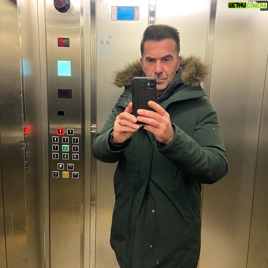 İlker İnanoğlu - 12.6K Likes - İlk Asansör fotosu 🤣🤣🤣My first elevator foto #istanbul #cuma #arkasokaklar @kanald #film #tv #producer #production