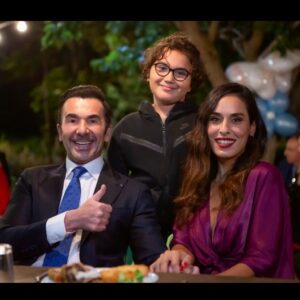 İlker İnanoğlu Instagram - OĞLUMUZ MEMOMUZDA BÜYÜDÜ ARTIK @perihanunlucan ŞİMDİ #arkasokakların SENARYOSUNU BABASINDAN DEVRALICAK VE O YAZICAK @ozanyurdakul 👍🙏❤️🤣🤣🤣🚀🎭🎥💫 @arkasokaklarofficial @kanald #tv #film #istanbul #production #producer MY TV FAMILY 🤣🤣❤️🧿