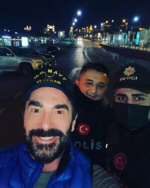 İlker İnanoğlu Instagram - GÖREVLERİNİ MÜKEMMEL BİR ŞEKİLDE YAPAN SEVGİLİ ARKADAŞLARIM 👮‍♀️👮‍♀️👮‍♀️❤️🙏🧿🇹🇷 LÜTFEN ONLARA ZORLUK ÇIKARMAYALIM ONLAR SİZLERİN GÜVENLİĞİNİZ İÇİN KENDİLERİNİ RİSKE ATARAK ÇALIŞIYORLAR 👍🇹🇷👏👏👏🧿🧿🧿👮‍♀️