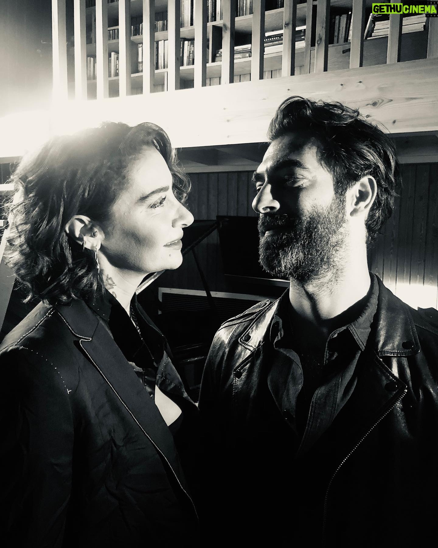 İlker Kaleli - 129K Likes - Mutfakta bir köşe, kışlardan bir gündü. Sofra sıcak, muhabbet sekti.
İlk defa ne zaman döküldük dile bilmiyorum ama uzunca demlendi mırıldanmalarla bu hatıra aramızda.
Buradan bakınca, 8-9 yaşlarında başlamış seslere hayal kurmalar, bazen rastgele bir mekanın yorgun bir köşesinde, terkedilmiş bir piyanonun başında, bazen bir rolün içinde avaz avaz sahnede. Bazen gözden düşmüş eşyaların arasında rastgele bulunmuş bir gitarla mırıldanarak, bazen de bir dost sahnesinde içimden geldiğince. Çok zaman gelip geçti böyle.
Hayaller hep çoktu, rüya tek başına.
Muhteşem sesinle anlattığın hikaye, güzel kalbinle kattığın anlamla, bir rüya bu kadar zamansız olurdu. Birlikte aldığımız yolun keyfi yanımda, bu hatırayı beraber hayata salıvermenin mutluluğuyla…
Alkışların en büyüğü sana sevgilim.
Emeği geçen, destek ve varlığıyla güç veren tüm müzisyen dostlara…
Sonsuz teşekkürler.
Gönlünüze sağlık.