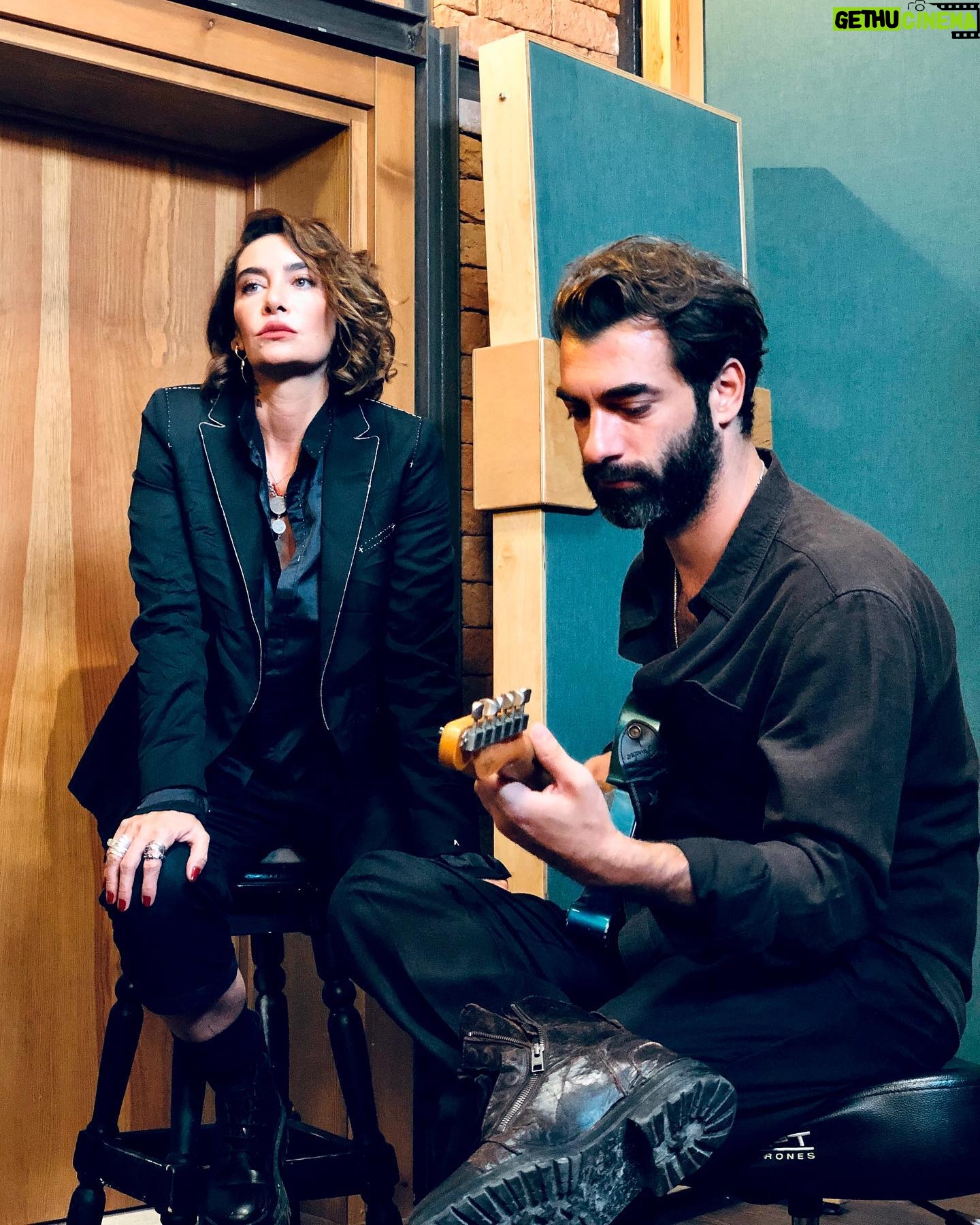 İlker Kaleli - 129K Likes - Mutfakta bir köşe, kışlardan bir gündü. Sofra sıcak, muhabbet sekti.
İlk defa ne zaman döküldük dile bilmiyorum ama uzunca demlendi mırıldanmalarla bu hatıra aramızda.
Buradan bakınca, 8-9 yaşlarında başlamış seslere hayal kurmalar, bazen rastgele bir mekanın yorgun bir köşesinde, terkedilmiş bir piyanonun başında, bazen bir rolün içinde avaz avaz sahnede. Bazen gözden düşmüş eşyaların arasında rastgele bulunmuş bir gitarla mırıldanarak, bazen de bir dost sahnesinde içimden geldiğince. Çok zaman gelip geçti böyle.
Hayaller hep çoktu, rüya tek başına.
Muhteşem sesinle anlattığın hikaye, güzel kalbinle kattığın anlamla, bir rüya bu kadar zamansız olurdu. Birlikte aldığımız yolun keyfi yanımda, bu hatırayı beraber hayata salıvermenin mutluluğuyla…
Alkışların en büyüğü sana sevgilim.
Emeği geçen, destek ve varlığıyla güç veren tüm müzisyen dostlara…
Sonsuz teşekkürler.
Gönlünüze sağlık.