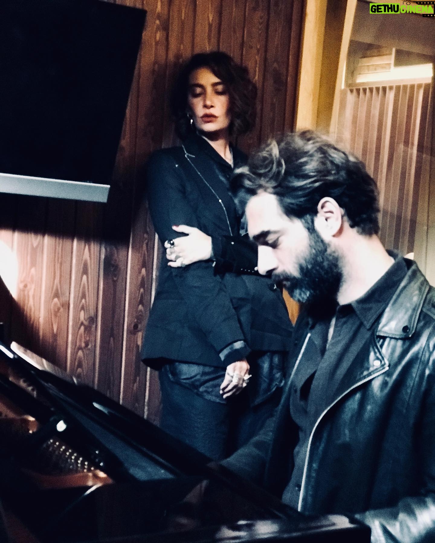 İlker Kaleli - 129K Likes - Mutfakta bir köşe, kışlardan bir gündü. Sofra sıcak, muhabbet sekti.
İlk defa ne zaman döküldük dile bilmiyorum ama uzunca demlendi mırıldanmalarla bu hatıra aramızda.
Buradan bakınca, 8-9 yaşlarında başlamış seslere hayal kurmalar, bazen rastgele bir mekanın yorgun bir köşesinde, terkedilmiş bir piyanonun başında, bazen bir rolün içinde avaz avaz sahnede. Bazen gözden düşmüş eşyaların arasında rastgele bulunmuş bir gitarla mırıldanarak, bazen de bir dost sahnesinde içimden geldiğince. Çok zaman gelip geçti böyle.
Hayaller hep çoktu, rüya tek başına.
Muhteşem sesinle anlattığın hikaye, güzel kalbinle kattığın anlamla, bir rüya bu kadar zamansız olurdu. Birlikte aldığımız yolun keyfi yanımda, bu hatırayı beraber hayata salıvermenin mutluluğuyla…
Alkışların en büyüğü sana sevgilim.
Emeği geçen, destek ve varlığıyla güç veren tüm müzisyen dostlara…
Sonsuz teşekkürler.
Gönlünüze sağlık.