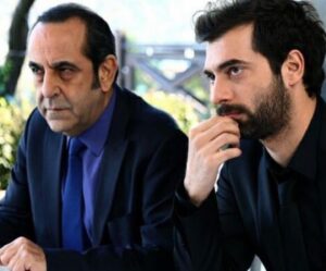 İlker Kaleli Instagram - Biraz baba-oğul, çokça abi-kardeş, sahnede iki deli ve bıraktığın ömürlük gülümseme… 

Ne desem eksik, nasıl anlatsam az. 
Dünya işte… Yazıyor, siliyor…
Ama bazı cümleler hiç bir yere gitmiyor. 

Sahnelerde sinirimiz bozulup attığımız kahkahaları, çalıp söylerken attığın kıyak çalımları, komşulardan yediğimiz azarları bir yana…
Manyaklığın adabını, sanatçılığın raconunu ve iyiliğin insanda hep sonsuz olduğunu seninle öğrenmek ayrı bir yana. 

Herkes için her şey söylenir ya, bir senin için tek bir kötü söz duymadım şu hayatta. 

Geçirdiğimiz her an için, bende bıraktıkların için minnettarım. Son günüme kadar içimde konuşmaya, anlatmaya devam edeceksin. 

Tekrar buluşuncaya kadar,
Sen hep sağlıcakla kal. 

Bu dünyadan bir Özkan Uğur geçti. 

Son sözü de Aysel söylesin, senin sesinden. 

“Aynada dün gece, bir resim gibi,
Yüzümü yeniden çizmek istedim.”