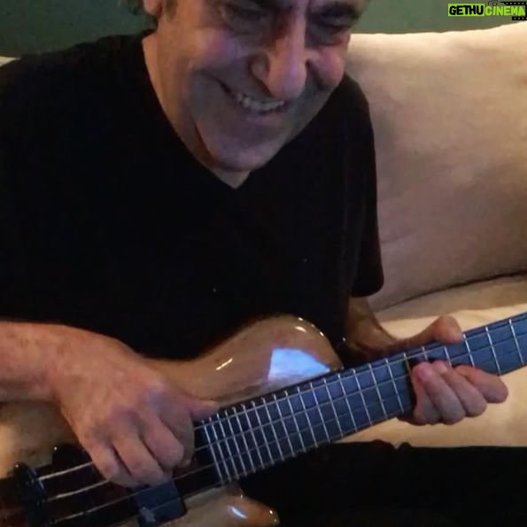 İlker Kaleli - 344.8K Likes - Biraz baba-oğul, çokça abi-kardeş, sahnede iki deli ve bıraktığın ömürlük gülümseme…
Ne desem eksik, nasıl anlatsam az.
Dünya işte… Yazıyor, siliyor…
Ama bazı cümleler hiç bir yere gitmiyor.
Sahnelerde sinirimiz bozulup attığımız kahkahaları, çalıp söylerken attığın kıyak çalımları, komşulardan yediğimiz azarları bir yana…
Manyaklığın adabını, sanatçılığın raconunu ve iyiliğin insanda hep sonsuz olduğunu seninle öğrenmek ayrı bir yana.
Herkes için her şey söylenir ya, bir senin için tek bir kötü söz duymadım şu hayatta.
Geçirdiğimiz her an için, bende bıraktıkların için minnettarım. Son günüme kadar içimde konuşmaya, anlatmaya devam edeceksin.
Tekrar buluşuncaya kadar,
Sen hep sağlıcakla kal.
Bu dünyadan bir Özkan Uğur geçti.
Son sözü de Aysel söylesin, senin sesinden.
“Aynada dün gece, bir resim gibi,
Yüzümü yeniden çizmek istedim.”