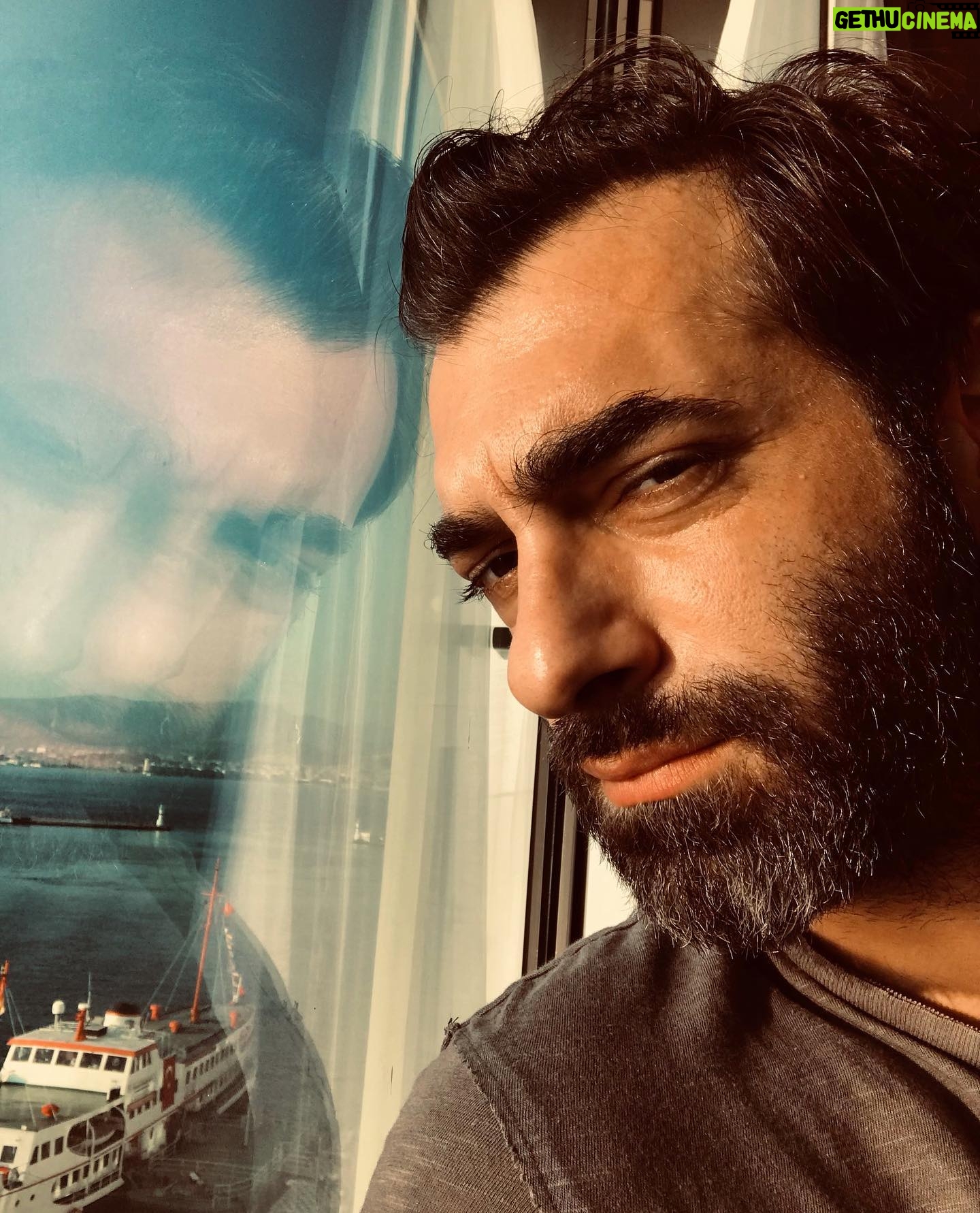 İlker Kaleli - 132.7K Likes - Bayramlaştık.
Napıyosun dedim,
İyi bildiğin gibi dedi.
İyi dedim.
Durduk öyle biraz daha…
Kolaylıklar dileyip ayrıldım.
Cumhuriyet güzel şey.