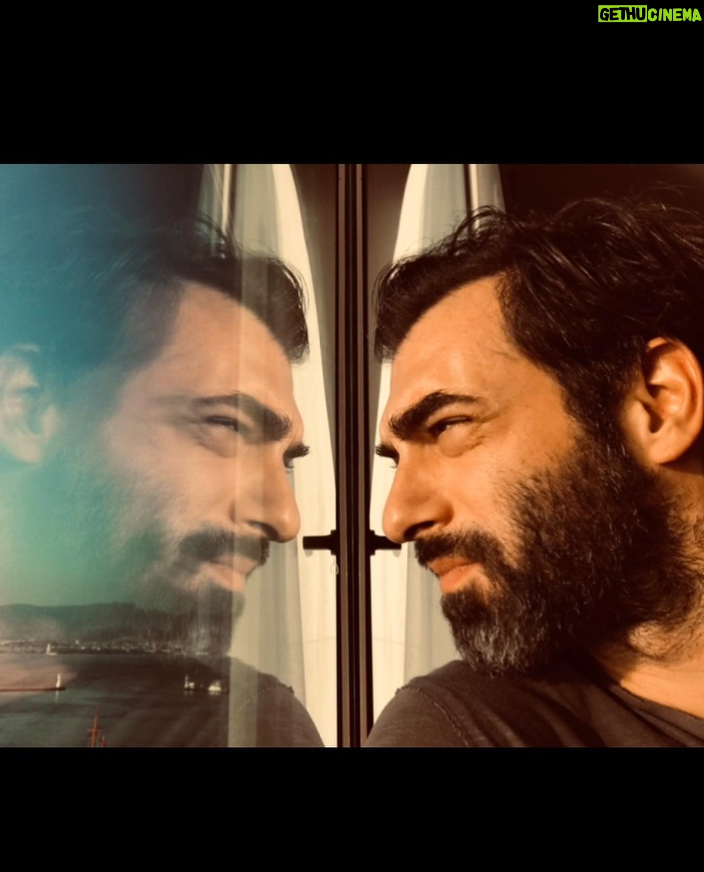 İlker Kaleli - 132.7K Likes - Bayramlaştık.
Napıyosun dedim,
İyi bildiğin gibi dedi.
İyi dedim.
Durduk öyle biraz daha…
Kolaylıklar dileyip ayrıldım.
Cumhuriyet güzel şey.