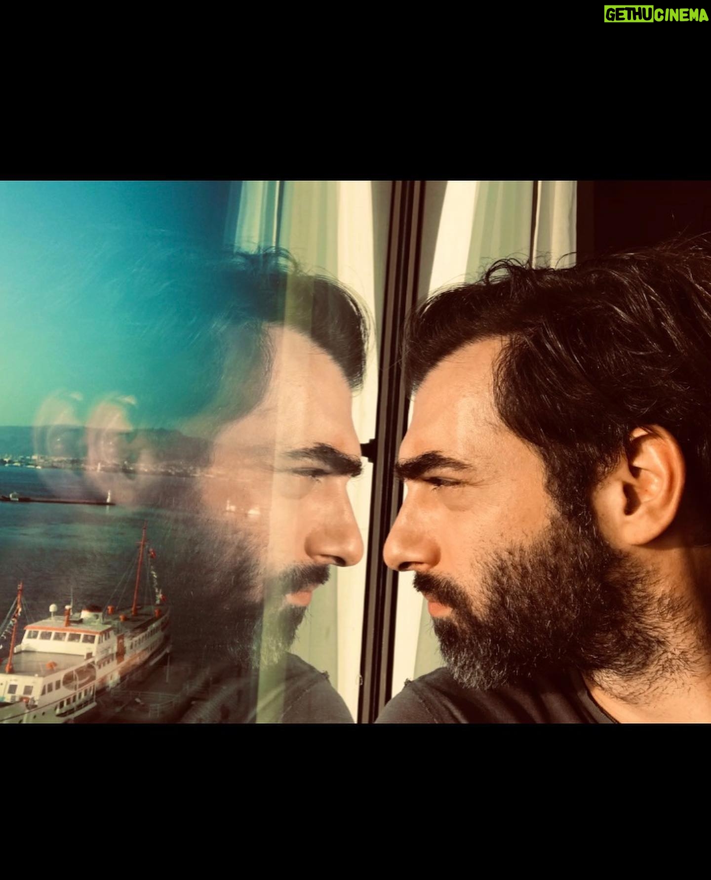 İlker Kaleli - 132.7K Likes - Bayramlaştık.
Napıyosun dedim,
İyi bildiğin gibi dedi.
İyi dedim.
Durduk öyle biraz daha…
Kolaylıklar dileyip ayrıldım.
Cumhuriyet güzel şey.