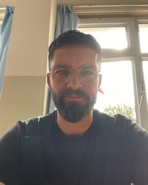 İlker Kızmaz Instagram - Arkadaşlar selamlar..
Sizlere bir serzenişte bulunmak istiyorum affınıza sığınarak..
Seçim günü çok az tweet ve story paylaşılıyor..
Bunun bir vatandaşlık görevi olduğunu unutmayın lütfen..
Siz de haklısınız..
Şıkır şıkır oy kullanırken,akşam tv karşısında seçim sonuçlarını izlerken fotoğraf atmak nereye kadar..
İçerik yok içerik..
Olsa..
İnsan hatayı biraz kendinde aramalı..
Gönüllü arkadaşlar size sesleniyorum..
Mesela,sandık başkanı öğretmen hanım sandık boğalarına kafa kafaya girerken çıkarıp şak fotoğraf çekseniz..
Al sana  içerik..
Neyse..
Bir dahaki sefere kafede mi buluşursunuz,dayıngillerin yazlığına mı gidersiniz bilmiyorum..
Onlarca sandığa sahip çıkmaya çalışan üç beş gönüllü arkadaşa destek olmak için daha çok paylaşım yapalım lütfen..
Çayın altını kapatmayı unutmayın..
