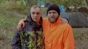 Ilya Makarov Instagram - Посмотрим сколько лайков наберут фотографии с батей и братишкой, а не вот это вот всё. Да оно и лайки конечно не главное, главное людьми оставаться, не отворачиваться друг от друга, я вам так скажу. Любите. Любите и не бойтесь, а я погнал.