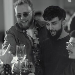 Ilya Makarov Instagram - Прекрасный вечер, свадьба жопкиных-карамелькиных @valera_khaus и @parfenyuk_olya Давайте поздравим ребят и напишем им в личку «когда уже выпуск ЧБД!?»