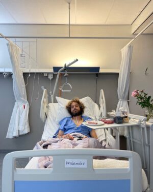 Ilya Varlamov Instagram - Мотивационный пост про то, как не унывать! Итак, полгода назад я, катаясь на горных лыжах, упал и оторвал руку (разрывов акромиально-ключичного сочленения). Меня спас добрый доктор, который ловко пришил руку на место и я начал восстанавливаться. Казалось бы, что может пойти не так? 

Отличная погода, велосипед, я решаю перед завтраком сделать тренировку 50 км. Единственное, что смущало - это сильный ветер. Точнее он меня не смущал, но как сейчас понимаю, зря. Первые 25 км он был встречный, что не позволяло держать среднюю скорость выше 25 км/ч. Но вот на обратном пути я решил оторваться! Насвистывая песенку кота Леопольда, я устремился к финишу вместе с ветром.

Кручу, кручу, кручу педали, кручу,
С горы, с горы, с горы как птица лечу.
Спешу, спешу, спешу, спешу налегке
Навстречу радуге - дуге.

В какой-то момент я потерял концентрацию и полетел на асфальт. Что стало причиной падения я так и не понял. Возможно слишком высокая скорость, может на дороге что-то было, возможно виноват Леопольд с его радугой (как мы знаем, все проблемы из-за радуги).

Вначале я ничего не понял. Боли не было. Попытался отползти с дороги, но тело не слушалось и я болтался на асфальте как червяк. К счастью, остановились несколько машин. Добрые люди помогли мне подняться и отвезли в ближайшую больницу. 

Уже в машине я понял, что с ногой явно что-то не так. Любое движение вызывало адскую боль! Меня отвезли на рентген и диагноз был неутешительный. Я сломал шейку бедра, а еще кости руки в районе плеча, того самого, что мне чинили год назад. В общем, нужна была срочная операция!

Меня очень ловко перегрузили на красивую кроватку и повезли в операционную. Перед тем, как вырубить меня, анастезиолог спросила, о чем я думаю. Я сказал, что переживаю, что не завещал свои органы в случае смерти другим пациентам и попросил считать это моей последней волей. Девушка сказала, что я дурак и надо думать о чем-то приятном, я переключился на песенку кота Леопольда и отключился. 

Очнулся на удивление в роскошном настроение! Не знаю, что мне вкололи, но я был абсолютно счастлив, у меня ничего не болело, если не шевелиться.

Если раньше я не мог пользоваться правой рукой, то теперь еще и правой ногой! 👇🏻