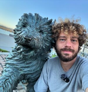 Ilya Varlamov Instagram - Нашел друга! Есть не просит, лишнего не спросит, похож на меня!