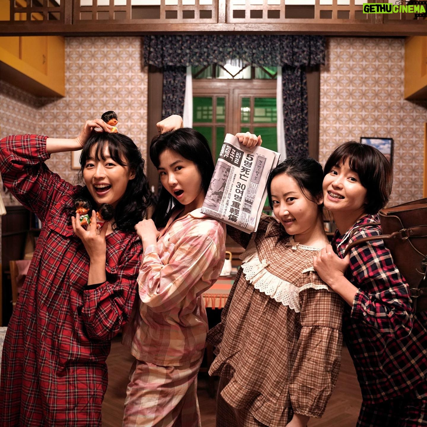 Im So-yun - 2.1K Likes - JTBC 드라마 설강화
2020년5월 부터 2021년 6월까지, 오디션부터 촬영까지 사계절을 거쳐 첫방송을 했다!
60명 여대생들은 한마음으로 똘똘 뭉쳐서 너무너무 친해진 큐티코믹발랄러블리걸💕들이 되었고, 정말 좋은 인연들을 얻은 일년이 되었지
12/18 첫방송을 하고 막방까지 우리 여대생 친구들을 잘 봐주세요 😃
그리고 사진과 영상은 정말 끝도없이 많은 추억이 있는데 쪼꼼씩 풀어야지^0^ 아우디~ ( 사진은 첫촬영 식당씬, 206호 우리방, 촬영 끝나고 우는 우리방.., 안성 냄새는 힘들었지만 하늘은 이뻤다, 나의 애증의 의상 등등)