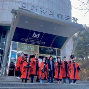 Im So-yun Instagram - 2016년에 꿈에 그리던 동국대학교에 입학해 몇번의 공연을 하고, 몇번의 휴학도 즐기고, 동기들과 깔깔 웃다보니 시간이 흘러 2022년에 졸업을 하게 됐다. 이 때 만난 소중한 인연들은 지금 내 삶의 중요한 부분들이 되었고, 지금의 나를 만들어준 소중한 경험들이 됐지!

고마워 동국대야~ 잘가 동국대야~
나도 코끼리 타봤다🤗