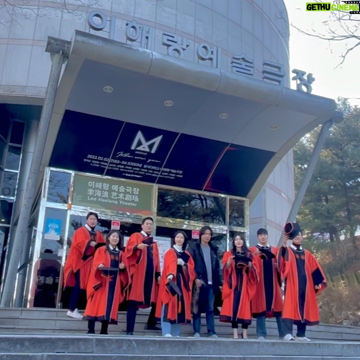 Im So-yun - 1.4K Likes - 2016년에 꿈에 그리던 동국대학교에 입학해 몇번의 공연을 하고, 몇번의 휴학도 즐기고, 동기들과 깔깔 웃다보니 시간이 흘러 2022년에 졸업을 하게 됐다. 이 때 만난 소중한 인연들은 지금 내 삶의 중요한 부분들이 되었고, 지금의 나를 만들어준 소중한 경험들이 됐지!
고마워 동국대야~ 잘가 동국대야~
나도 코끼리 타봤다🤗