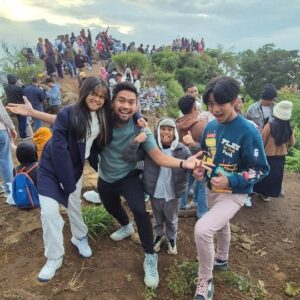 Imam Darto Instagram - Dieng dan sunrisenya... 

Namanya juga liburan sekolah..

Biarpun begitu tetap CORE MEMORY kalo kata anak sekarang mah!!!