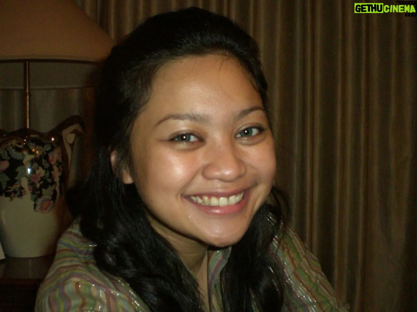 Imam Darto - 18.9K Likes - 2007. Masih pacaran sama bunda @tika.hendarto
Duuuh mau aja gadis Pondok Indah sama mas-mas dari Bekasi.. gue sekharismatik itu berarti ya. Pake pelet juga engga...
Suka heran.
Kayaknya karena tatapan maut gue di slide terakhir...