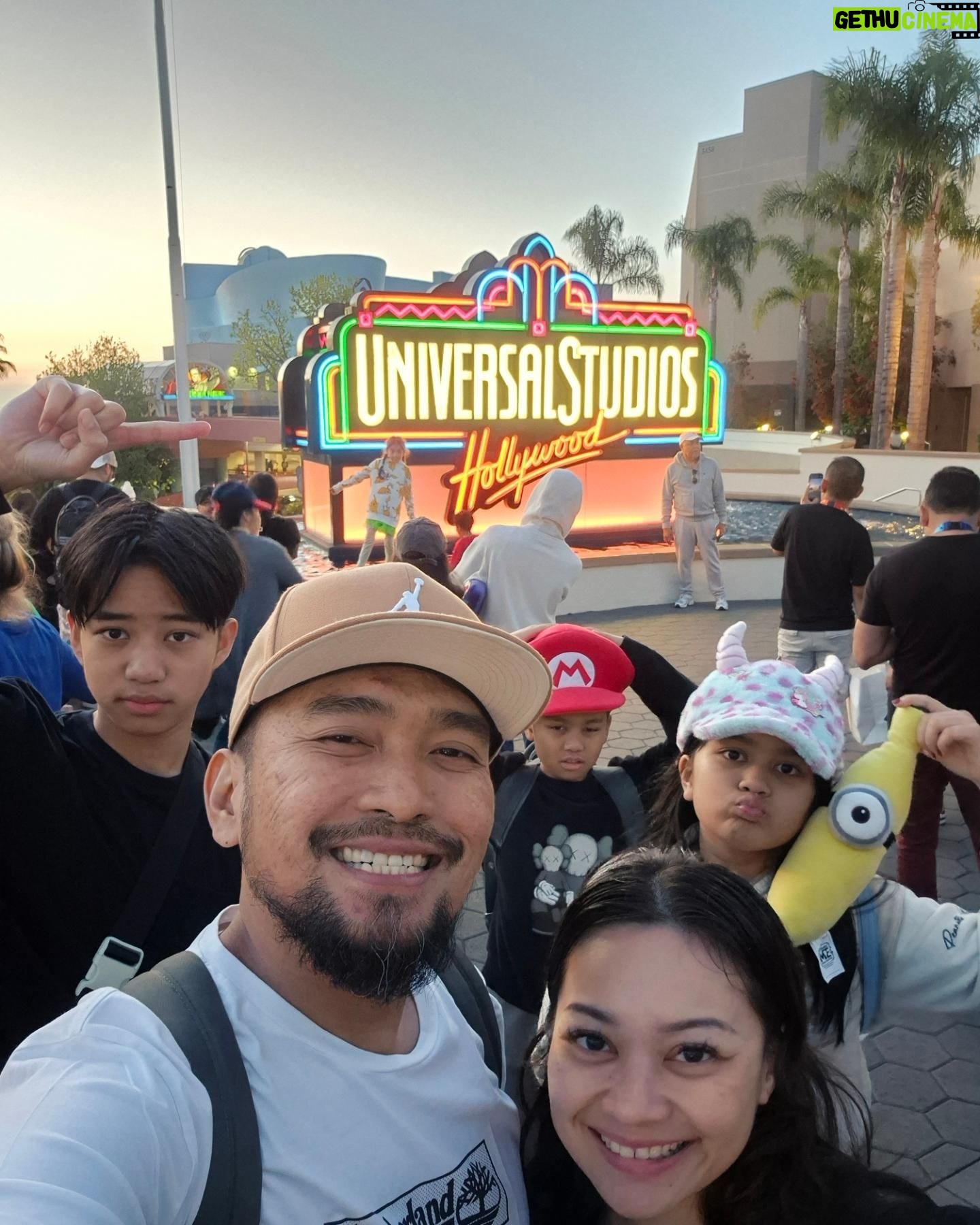 Imam Darto - 5.2K Likes - Mabok Theme Parkkkk.. 3 hari berturut-turut ke Taman Bermain dan Belanja. Babak belurrrr.. ya dengkul, ya kaki, ya punggung, dompet apalagi. Tapi begitu liat krucil2 ini segitu senengnya liat Mickey Mouse (padahal dalam hati tau isinya mas-mas bule lagi cemberut karena kepanasan) semua itu terbayar tuntassss!!!
Ah lagi2 rejeki istri dan anak2ku bagus sekali, bapak cuma nebeng dan nemenin. Jalan2 keliling dunia terus yaaa, bapak ikuuuut!!!