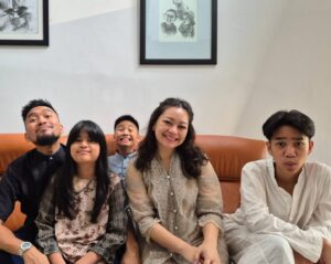 Imam Darto Instagram - Kami seluruh anggota The Hendartos yang tidak dapat endorsan baju lebaran tahun ini mengucapkan.. 

Selamat Hari Raya Iedul Fitri, mohon maaf lahir dan batin!!! Uhuuyyyy!!!