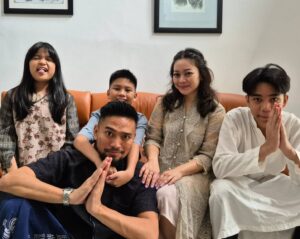Imam Darto Instagram - Kami seluruh anggota The Hendartos yang tidak dapat endorsan baju lebaran tahun ini mengucapkan.. 

Selamat Hari Raya Iedul Fitri, mohon maaf lahir dan batin!!! Uhuuyyyy!!!