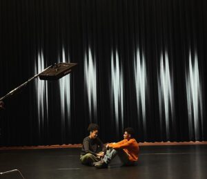 Imanuelle Grives Instagram - I GOT YOU! | 3LAB non-fictie serie | BTS 🎬

Nelly dos Reis: ‘Op mijn vijftiende koesterde ik, net als Ubah, Alaa, Jamiro en Savienne, grote dromen. Helaas worstelde ik toen met grote onzekerheid en had ik niemand die me kon begeleiden in de juiste richting. Bovendien had ik geen voorbeelden die op mij leken, waardoor al die dromen onbereikbaar leken.’

Toen @nelly.dosreis me vroeg zei ik meteen: ‘JA’! Ik weet hoe het is om dromen te hebben en hulp te krijgen van mensen waar je naar opkijkt. Het was een genot om met Jamiro te werken. Hij stond heel erg open om te leren en je zag hem écht groeien! En spoileralert: hij komt er wel! 💪🏾😊

I GOT YOU! nog niet gezien? 👁️ Link in bio! Of check YouTube. 

#3lab #dromen #onzekerheid #acceptatie #zelfverzekerdheid