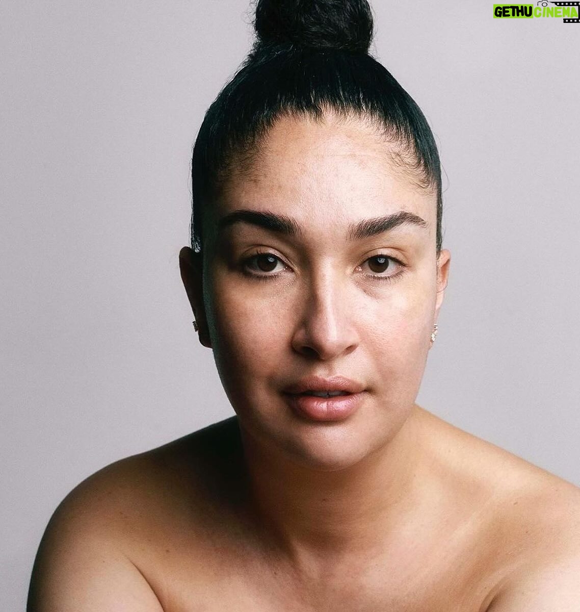 Imanuelle Grives - 1.3K Likes - Toen Linda Magazine me vroeg of ik wilde meewerken aan een make-uploze shoot, was ik eigenlijk meteen enthousiast! Alle shoots die ik met Linda heb gedaan, zijn altijd ongelofelijk goed en mooi uitgepakt. In hĆ©n had ik meteen het vertrouwen.š
Achteraf ging ik er wel even over nadenken: hoe komt het eigenlijk dat het zo speciaal is om zónder make-up in het openbaar te verschijnen voor zoveel vrouwen. Zelfs als je niet helemaal in glam komt, dan doen de meeste vrouwen minimaal een mascara of iets van blush voor extra dynamiek.
In de afgelopen jaren ben ik steeds meer en vaker bijna volledig opgetuigdšš¾. Ok, op vakantie draag ik weinig tot geen make-up. Mijn huid gaat heel lekker op zonlicht en daar voelt het veel prettiger om natuurlijk de deur uit te gaan. Dat heel veel anderen daar óók zonder lopen, helpt wel. Vandaag was uitgeroepen tot de make-uploze dag, maar ik wil benadrukken dat het morgen óók mag hè⦠en overmorgen ook! āŗļø Wie weet dat het daarna steeds makkelijker wordt om te wennen aan de natuurlijke gezichten en we steeds minder de druk voelen om te corrigeren, maar juist meer kunnen accepteren.
With loveš,
Imanuelle
Team
Fotografie: @philippevogelenzang
Haar: Kathinka Gernant
Chefbeeld: @karenschoolland
Productie: @moeshavangom
Journalist: @karinkuijpers
LINDA. @linda
DICHT OP DE HUID @linda #nomakeupday 18 juni een bomvol nieuw nummer, prachtige interviews, met make Up en zonder make Up #lovetheteam šø @philippevogelenzang (bijna in de winkel, donderdag in je bus of bestel online)
#nomakeupday #lindamagazine