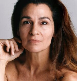 Imanuelle Grives Instagram - Toen Linda Magazine me vroeg of ik wilde meewerken aan een make-uploze shoot, was ik eigenlijk meteen enthousiast! Alle shoots die ik met Linda heb gedaan, zijn altijd ongelofelijk goed en mooi uitgepakt. In hén had ik meteen het vertrouwen.😏

Achteraf ging ik er wel even over nadenken: hoe komt het eigenlijk dat het zo speciaal is om zónder make-up in het openbaar te verschijnen voor zoveel vrouwen. Zelfs als je niet helemaal in glam komt, dan doen de meeste vrouwen minimaal een mascara of iets van blush voor extra dynamiek.

In de afgelopen jaren ben ik steeds meer en vaker bijna volledig opgetuigd💃🏾. Ok, op vakantie draag ik weinig tot geen make-up. Mijn huid gaat heel lekker op zonlicht en daar voelt het veel prettiger om natuurlijk de deur uit te gaan. Dat heel veel anderen daar óók zonder lopen, helpt wel. Vandaag was uitgeroepen tot de make-uploze dag, maar ik wil benadrukken dat het morgen óók mag hè… en overmorgen ook! ☺️ Wie weet dat het daarna steeds makkelijker wordt om te wennen aan de natuurlijke gezichten en we steeds minder de druk voelen om te corrigeren, maar juist meer kunnen accepteren. 

With love💕,

Imanuelle 

Team
Fotografie: @philippevogelenzang
Haar: Kathinka Gernant
Chefbeeld: @karenschoolland
Productie: @moeshavangom
Journalist: @karinkuijpers 
LINDA. @linda

DICHT OP DE HUID @linda #nomakeupday 18 juni een bomvol nieuw nummer, prachtige interviews, met make Up en zonder make Up #lovetheteam 📸 @philippevogelenzang (bijna in de winkel, donderdag in je bus of bestel online)

#nomakeupday #lindamagazine
