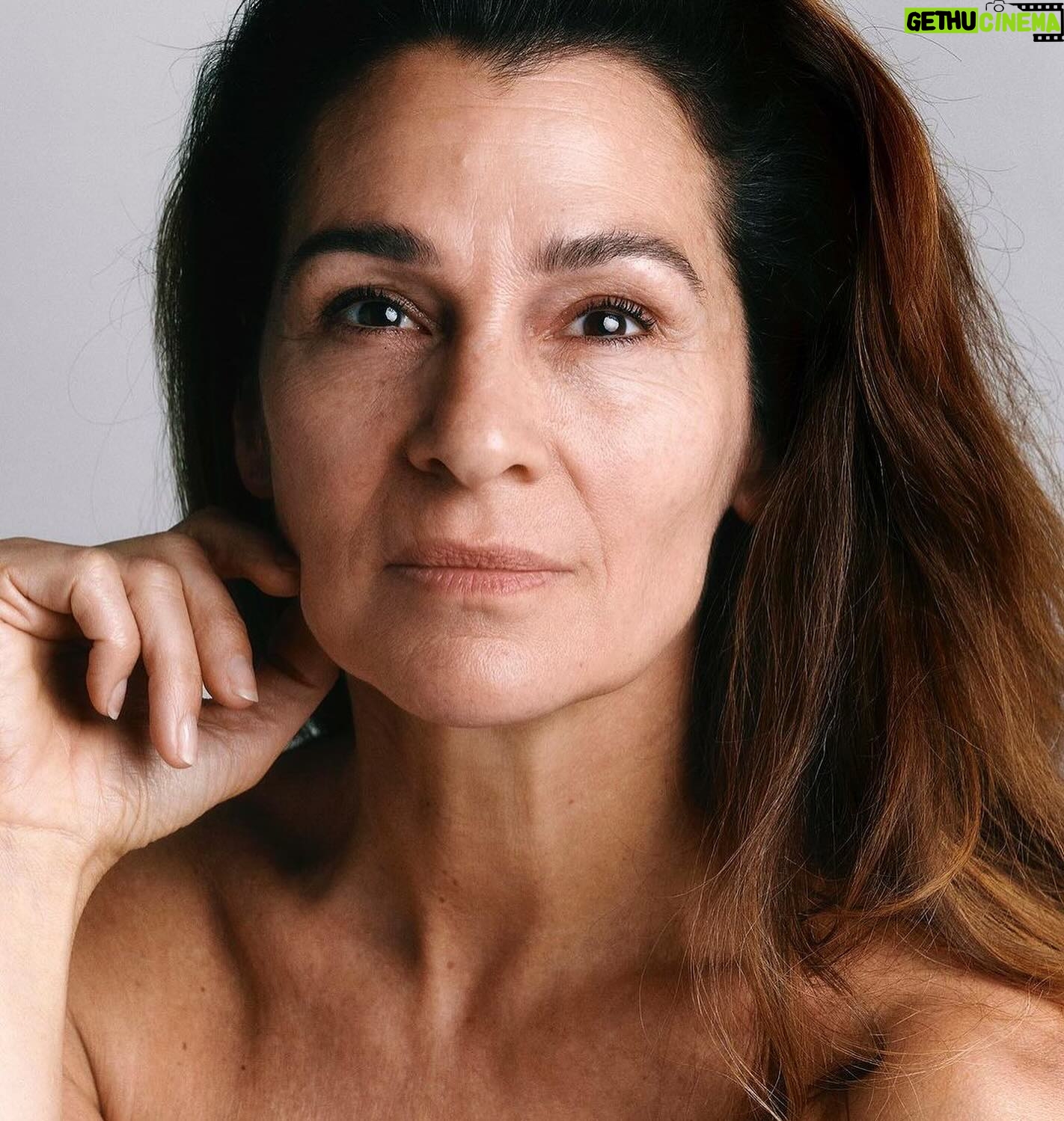Imanuelle Grives - 1.3K Likes - Toen Linda Magazine me vroeg of ik wilde meewerken aan een make-uploze shoot, was ik eigenlijk meteen enthousiast! Alle shoots die ik met Linda heb gedaan, zijn altijd ongelofelijk goed en mooi uitgepakt. In hĆ©n had ik meteen het vertrouwen.š
Achteraf ging ik er wel even over nadenken: hoe komt het eigenlijk dat het zo speciaal is om zónder make-up in het openbaar te verschijnen voor zoveel vrouwen. Zelfs als je niet helemaal in glam komt, dan doen de meeste vrouwen minimaal een mascara of iets van blush voor extra dynamiek.
In de afgelopen jaren ben ik steeds meer en vaker bijna volledig opgetuigdšš¾. Ok, op vakantie draag ik weinig tot geen make-up. Mijn huid gaat heel lekker op zonlicht en daar voelt het veel prettiger om natuurlijk de deur uit te gaan. Dat heel veel anderen daar óók zonder lopen, helpt wel. Vandaag was uitgeroepen tot de make-uploze dag, maar ik wil benadrukken dat het morgen óók mag hè⦠en overmorgen ook! āŗļø Wie weet dat het daarna steeds makkelijker wordt om te wennen aan de natuurlijke gezichten en we steeds minder de druk voelen om te corrigeren, maar juist meer kunnen accepteren.
With loveš,
Imanuelle
Team
Fotografie: @philippevogelenzang
Haar: Kathinka Gernant
Chefbeeld: @karenschoolland
Productie: @moeshavangom
Journalist: @karinkuijpers
LINDA. @linda
DICHT OP DE HUID @linda #nomakeupday 18 juni een bomvol nieuw nummer, prachtige interviews, met make Up en zonder make Up #lovetheteam šø @philippevogelenzang (bijna in de winkel, donderdag in je bus of bestel online)
#nomakeupday #lindamagazine