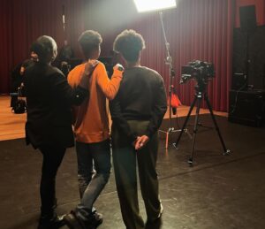 Imanuelle Grives Instagram - I GOT YOU! | 3LAB non-fictie serie | BTS 🎬

Nelly dos Reis: ‘Op mijn vijftiende koesterde ik, net als Ubah, Alaa, Jamiro en Savienne, grote dromen. Helaas worstelde ik toen met grote onzekerheid en had ik niemand die me kon begeleiden in de juiste richting. Bovendien had ik geen voorbeelden die op mij leken, waardoor al die dromen onbereikbaar leken.’

Toen @nelly.dosreis me vroeg zei ik meteen: ‘JA’! Ik weet hoe het is om dromen te hebben en hulp te krijgen van mensen waar je naar opkijkt. Het was een genot om met Jamiro te werken. Hij stond heel erg open om te leren en je zag hem écht groeien! En spoileralert: hij komt er wel! 💪🏾😊

I GOT YOU! nog niet gezien? 👁️ Link in bio! Of check YouTube. 

#3lab #dromen #onzekerheid #acceptatie #zelfverzekerdheid