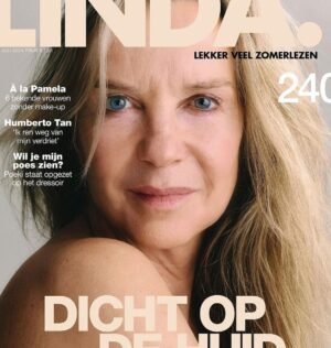 Imanuelle Grives Instagram - Toen Linda Magazine me vroeg of ik wilde meewerken aan een make-uploze shoot, was ik eigenlijk meteen enthousiast! Alle shoots die ik met Linda heb gedaan, zijn altijd ongelofelijk goed en mooi uitgepakt. In hén had ik meteen het vertrouwen.😏

Achteraf ging ik er wel even over nadenken: hoe komt het eigenlijk dat het zo speciaal is om zónder make-up in het openbaar te verschijnen voor zoveel vrouwen. Zelfs als je niet helemaal in glam komt, dan doen de meeste vrouwen minimaal een mascara of iets van blush voor extra dynamiek.

In de afgelopen jaren ben ik steeds meer en vaker bijna volledig opgetuigd💃🏾. Ok, op vakantie draag ik weinig tot geen make-up. Mijn huid gaat heel lekker op zonlicht en daar voelt het veel prettiger om natuurlijk de deur uit te gaan. Dat heel veel anderen daar óók zonder lopen, helpt wel. Vandaag was uitgeroepen tot de make-uploze dag, maar ik wil benadrukken dat het morgen óók mag hè… en overmorgen ook! ☺️ Wie weet dat het daarna steeds makkelijker wordt om te wennen aan de natuurlijke gezichten en we steeds minder de druk voelen om te corrigeren, maar juist meer kunnen accepteren. 

With love💕,

Imanuelle 

Team
Fotografie: @philippevogelenzang
Haar: Kathinka Gernant
Chefbeeld: @karenschoolland
Productie: @moeshavangom
Journalist: @karinkuijpers 
LINDA. @linda

DICHT OP DE HUID @linda #nomakeupday 18 juni een bomvol nieuw nummer, prachtige interviews, met make Up en zonder make Up #lovetheteam 📸 @philippevogelenzang (bijna in de winkel, donderdag in je bus of bestel online)

#nomakeupday #lindamagazine