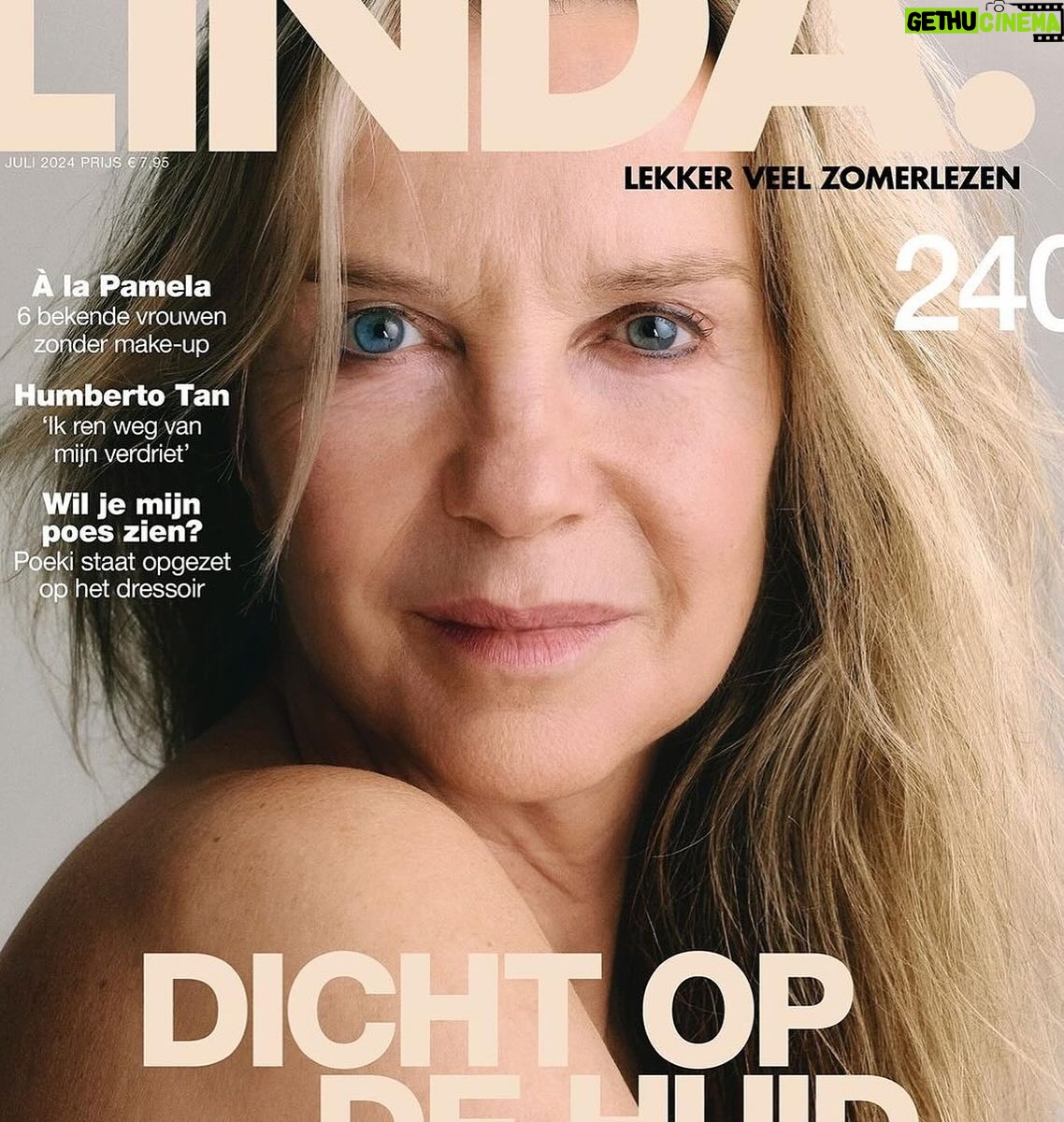 Imanuelle Grives - 1.3K Likes - Toen Linda Magazine me vroeg of ik wilde meewerken aan een make-uploze shoot, was ik eigenlijk meteen enthousiast! Alle shoots die ik met Linda heb gedaan, zijn altijd ongelofelijk goed en mooi uitgepakt. In hĆ©n had ik meteen het vertrouwen.š
Achteraf ging ik er wel even over nadenken: hoe komt het eigenlijk dat het zo speciaal is om zónder make-up in het openbaar te verschijnen voor zoveel vrouwen. Zelfs als je niet helemaal in glam komt, dan doen de meeste vrouwen minimaal een mascara of iets van blush voor extra dynamiek.
In de afgelopen jaren ben ik steeds meer en vaker bijna volledig opgetuigdšš¾. Ok, op vakantie draag ik weinig tot geen make-up. Mijn huid gaat heel lekker op zonlicht en daar voelt het veel prettiger om natuurlijk de deur uit te gaan. Dat heel veel anderen daar óók zonder lopen, helpt wel. Vandaag was uitgeroepen tot de make-uploze dag, maar ik wil benadrukken dat het morgen óók mag hè⦠en overmorgen ook! āŗļø Wie weet dat het daarna steeds makkelijker wordt om te wennen aan de natuurlijke gezichten en we steeds minder de druk voelen om te corrigeren, maar juist meer kunnen accepteren.
With loveš,
Imanuelle
Team
Fotografie: @philippevogelenzang
Haar: Kathinka Gernant
Chefbeeld: @karenschoolland
Productie: @moeshavangom
Journalist: @karinkuijpers
LINDA. @linda
DICHT OP DE HUID @linda #nomakeupday 18 juni een bomvol nieuw nummer, prachtige interviews, met make Up en zonder make Up #lovetheteam šø @philippevogelenzang (bijna in de winkel, donderdag in je bus of bestel online)
#nomakeupday #lindamagazine