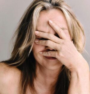 Imanuelle Grives Instagram - Toen Linda Magazine me vroeg of ik wilde meewerken aan een make-uploze shoot, was ik eigenlijk meteen enthousiast! Alle shoots die ik met Linda heb gedaan, zijn altijd ongelofelijk goed en mooi uitgepakt. In hén had ik meteen het vertrouwen.😏

Achteraf ging ik er wel even over nadenken: hoe komt het eigenlijk dat het zo speciaal is om zónder make-up in het openbaar te verschijnen voor zoveel vrouwen. Zelfs als je niet helemaal in glam komt, dan doen de meeste vrouwen minimaal een mascara of iets van blush voor extra dynamiek.

In de afgelopen jaren ben ik steeds meer en vaker bijna volledig opgetuigd💃🏾. Ok, op vakantie draag ik weinig tot geen make-up. Mijn huid gaat heel lekker op zonlicht en daar voelt het veel prettiger om natuurlijk de deur uit te gaan. Dat heel veel anderen daar óók zonder lopen, helpt wel. Vandaag was uitgeroepen tot de make-uploze dag, maar ik wil benadrukken dat het morgen óók mag hè… en overmorgen ook! ☺️ Wie weet dat het daarna steeds makkelijker wordt om te wennen aan de natuurlijke gezichten en we steeds minder de druk voelen om te corrigeren, maar juist meer kunnen accepteren. 

With love💕,

Imanuelle 

Team
Fotografie: @philippevogelenzang
Haar: Kathinka Gernant
Chefbeeld: @karenschoolland
Productie: @moeshavangom
Journalist: @karinkuijpers 
LINDA. @linda

DICHT OP DE HUID @linda #nomakeupday 18 juni een bomvol nieuw nummer, prachtige interviews, met make Up en zonder make Up #lovetheteam 📸 @philippevogelenzang (bijna in de winkel, donderdag in je bus of bestel online)

#nomakeupday #lindamagazine