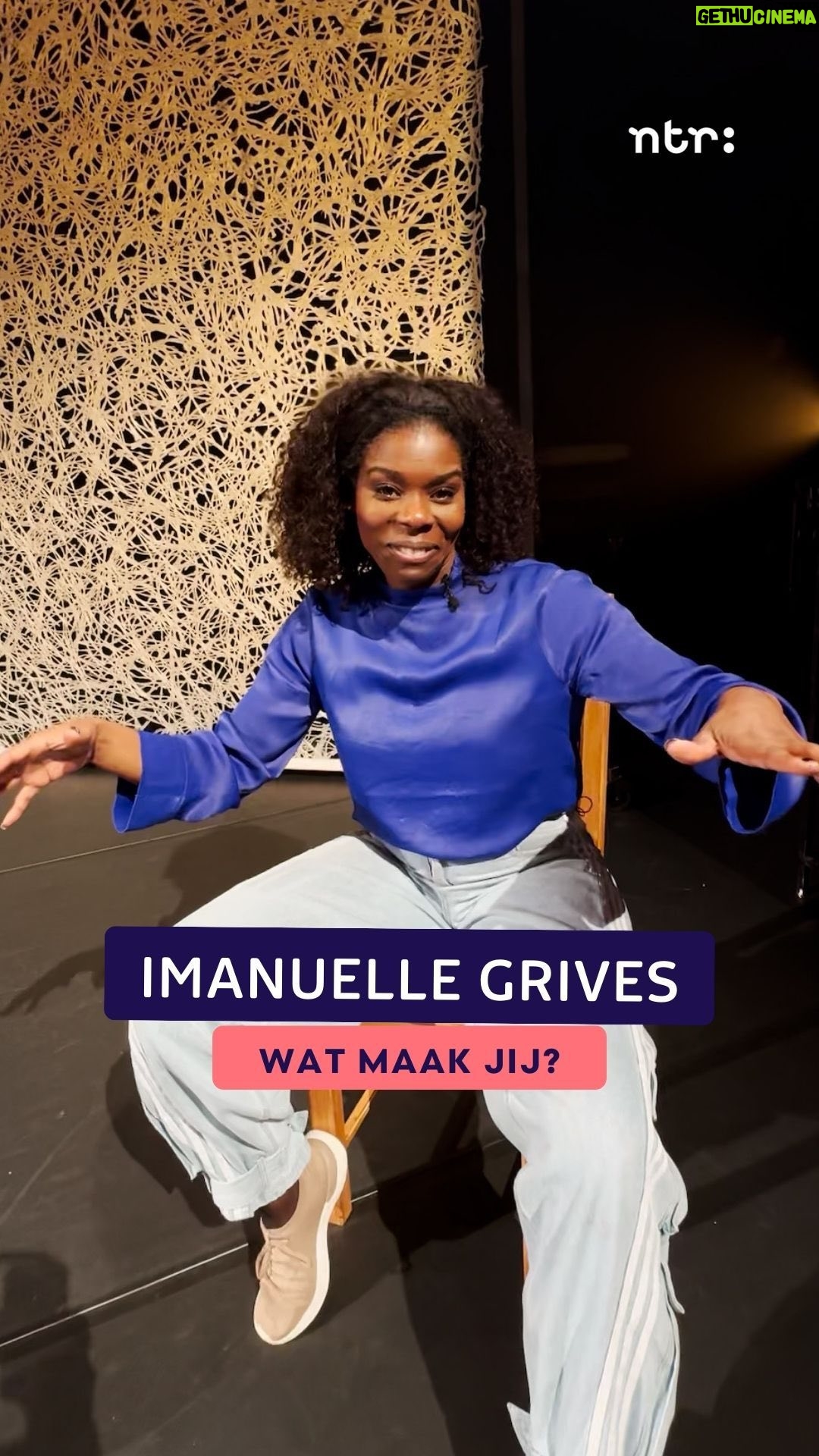 Imanuelle Grives - 539 Likes - Wat maakt Imanuelle Grives?
Je ziet @imanuelleg nu in het theater met de voorstelling ‘Mensen zoals jij’ van Floris van Delft, een persoonlijk familieverhaal over de kracht van stilte én de impact van zwijgen.
Drie generaties kunnen of willen niet praten over belangrijke gevoelens en gedachten. Aan de eettafel praten ze met elkaar over van alles, maar niet over alles. Wat betekenen gesprekken als ziekte, verlangen en angst, niet op tafel mogen of kunnen komen? Wie heeft er baat bij, en wie heeft er last van?
📅 t/m 3 mei in theaters door het land
🎟️ Via @ditiswatwedoen