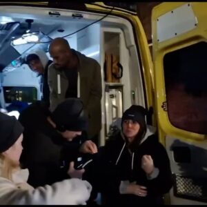 Imanuelle Grives Instagram - 🎥'Mi no Man Broko'

Deze week heb ik eindelijk weer met acteur/regisseur/schrijver/producent/rapper/entrepreneur/filosoof en maker @cyrielguds mogen werken. Ik plaag hem met mijn intro, maar ik heb MAD LOVE voor jouw drive!

Werken met jou is altijd een feest! De verhalen die je schrijft zijn altijd zo aangrijpend en ik ben trots op hoe het jou lukt publiek te bereiken en aan te spreken, die amper naar Nederlandse producties kijkt! Je wacht niet op anderen om je aan droomrollen te helpen, maar je dóet het en maakt ze gewoon zélf. Ik bewonder jou en respecteer je als man, mens, maker! Het filmen was episch! You bring out the best in me! Bedankt dat we weer samen konden knallen, gisteren.

💜💜💜💜💜

Verwacht: medio 2024

Director: @cyrielguds 
Director-assistent: @dannyleysner 
D.O.P. 🎥: Aziz Al Dilaimi 
Production: @remyhogenboom @interakt.productions 
Costume: @maureenpowel 
M.U.A.: @alisadurgun