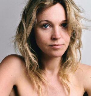 Imanuelle Grives Instagram - Toen Linda Magazine me vroeg of ik wilde meewerken aan een make-uploze shoot, was ik eigenlijk meteen enthousiast! Alle shoots die ik met Linda heb gedaan, zijn altijd ongelofelijk goed en mooi uitgepakt. In hén had ik meteen het vertrouwen.😏

Achteraf ging ik er wel even over nadenken: hoe komt het eigenlijk dat het zo speciaal is om zónder make-up in het openbaar te verschijnen voor zoveel vrouwen. Zelfs als je niet helemaal in glam komt, dan doen de meeste vrouwen minimaal een mascara of iets van blush voor extra dynamiek.

In de afgelopen jaren ben ik steeds meer en vaker bijna volledig opgetuigd💃🏾. Ok, op vakantie draag ik weinig tot geen make-up. Mijn huid gaat heel lekker op zonlicht en daar voelt het veel prettiger om natuurlijk de deur uit te gaan. Dat heel veel anderen daar óók zonder lopen, helpt wel. Vandaag was uitgeroepen tot de make-uploze dag, maar ik wil benadrukken dat het morgen óók mag hè… en overmorgen ook! ☺️ Wie weet dat het daarna steeds makkelijker wordt om te wennen aan de natuurlijke gezichten en we steeds minder de druk voelen om te corrigeren, maar juist meer kunnen accepteren. 

With love💕,

Imanuelle 

Team
Fotografie: @philippevogelenzang
Haar: Kathinka Gernant
Chefbeeld: @karenschoolland
Productie: @moeshavangom
Journalist: @karinkuijpers 
LINDA. @linda

DICHT OP DE HUID @linda #nomakeupday 18 juni een bomvol nieuw nummer, prachtige interviews, met make Up en zonder make Up #lovetheteam 📸 @philippevogelenzang (bijna in de winkel, donderdag in je bus of bestel online)

#nomakeupday #lindamagazine