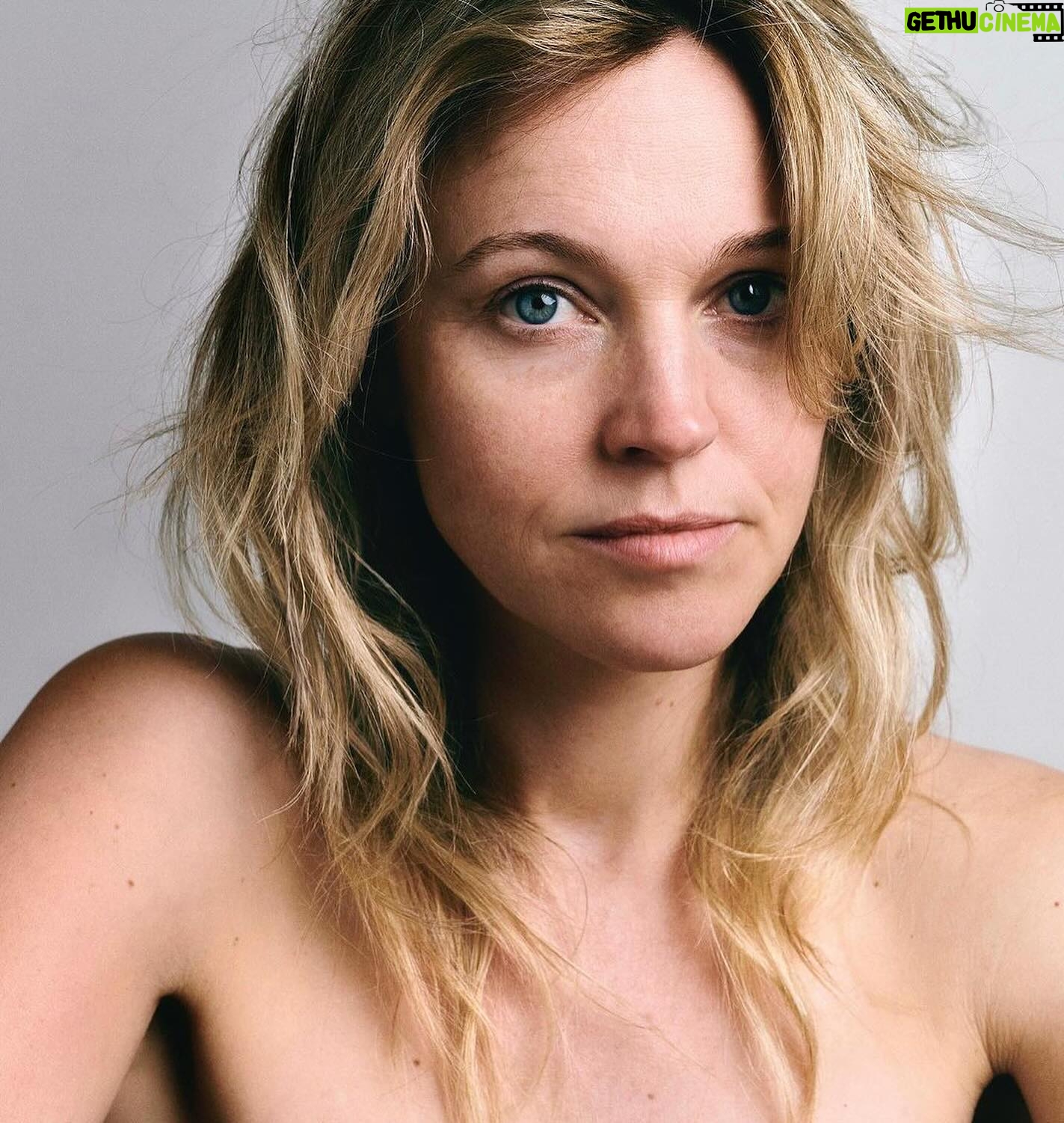Imanuelle Grives - 1.3K Likes - Toen Linda Magazine me vroeg of ik wilde meewerken aan een make-uploze shoot, was ik eigenlijk meteen enthousiast! Alle shoots die ik met Linda heb gedaan, zijn altijd ongelofelijk goed en mooi uitgepakt. In hĆ©n had ik meteen het vertrouwen.š
Achteraf ging ik er wel even over nadenken: hoe komt het eigenlijk dat het zo speciaal is om zónder make-up in het openbaar te verschijnen voor zoveel vrouwen. Zelfs als je niet helemaal in glam komt, dan doen de meeste vrouwen minimaal een mascara of iets van blush voor extra dynamiek.
In de afgelopen jaren ben ik steeds meer en vaker bijna volledig opgetuigdšš¾. Ok, op vakantie draag ik weinig tot geen make-up. Mijn huid gaat heel lekker op zonlicht en daar voelt het veel prettiger om natuurlijk de deur uit te gaan. Dat heel veel anderen daar óók zonder lopen, helpt wel. Vandaag was uitgeroepen tot de make-uploze dag, maar ik wil benadrukken dat het morgen óók mag hè⦠en overmorgen ook! āŗļø Wie weet dat het daarna steeds makkelijker wordt om te wennen aan de natuurlijke gezichten en we steeds minder de druk voelen om te corrigeren, maar juist meer kunnen accepteren.
With loveš,
Imanuelle
Team
Fotografie: @philippevogelenzang
Haar: Kathinka Gernant
Chefbeeld: @karenschoolland
Productie: @moeshavangom
Journalist: @karinkuijpers
LINDA. @linda
DICHT OP DE HUID @linda #nomakeupday 18 juni een bomvol nieuw nummer, prachtige interviews, met make Up en zonder make Up #lovetheteam šø @philippevogelenzang (bijna in de winkel, donderdag in je bus of bestel online)
#nomakeupday #lindamagazine