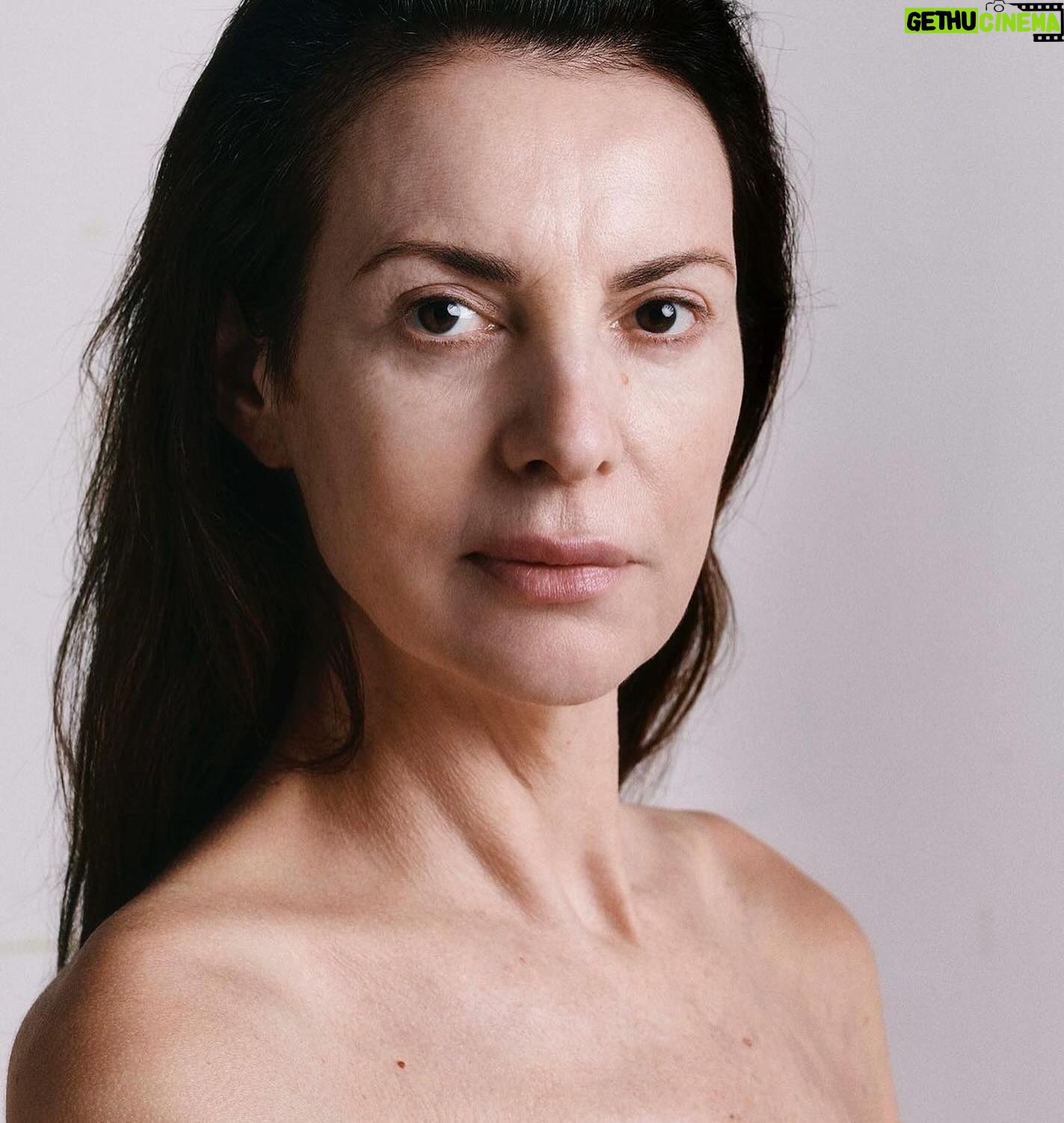 Imanuelle Grives - 1.3K Likes - Toen Linda Magazine me vroeg of ik wilde meewerken aan een make-uploze shoot, was ik eigenlijk meteen enthousiast! Alle shoots die ik met Linda heb gedaan, zijn altijd ongelofelijk goed en mooi uitgepakt. In hĆ©n had ik meteen het vertrouwen.š
Achteraf ging ik er wel even over nadenken: hoe komt het eigenlijk dat het zo speciaal is om zónder make-up in het openbaar te verschijnen voor zoveel vrouwen. Zelfs als je niet helemaal in glam komt, dan doen de meeste vrouwen minimaal een mascara of iets van blush voor extra dynamiek.
In de afgelopen jaren ben ik steeds meer en vaker bijna volledig opgetuigdšš¾. Ok, op vakantie draag ik weinig tot geen make-up. Mijn huid gaat heel lekker op zonlicht en daar voelt het veel prettiger om natuurlijk de deur uit te gaan. Dat heel veel anderen daar óók zonder lopen, helpt wel. Vandaag was uitgeroepen tot de make-uploze dag, maar ik wil benadrukken dat het morgen óók mag hè⦠en overmorgen ook! āŗļø Wie weet dat het daarna steeds makkelijker wordt om te wennen aan de natuurlijke gezichten en we steeds minder de druk voelen om te corrigeren, maar juist meer kunnen accepteren.
With loveš,
Imanuelle
Team
Fotografie: @philippevogelenzang
Haar: Kathinka Gernant
Chefbeeld: @karenschoolland
Productie: @moeshavangom
Journalist: @karinkuijpers
LINDA. @linda
DICHT OP DE HUID @linda #nomakeupday 18 juni een bomvol nieuw nummer, prachtige interviews, met make Up en zonder make Up #lovetheteam šø @philippevogelenzang (bijna in de winkel, donderdag in je bus of bestel online)
#nomakeupday #lindamagazine