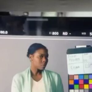 Imanuelle Grives Instagram - 🎥'Mi no Man Broko'

Deze week heb ik eindelijk weer met acteur/regisseur/schrijver/producent/rapper/entrepreneur/filosoof en maker @cyrielguds mogen werken. Ik plaag hem met mijn intro, maar ik heb MAD LOVE voor jouw drive!

Werken met jou is altijd een feest! De verhalen die je schrijft zijn altijd zo aangrijpend en ik ben trots op hoe het jou lukt publiek te bereiken en aan te spreken, die amper naar Nederlandse producties kijkt! Je wacht niet op anderen om je aan droomrollen te helpen, maar je dóet het en maakt ze gewoon zélf. Ik bewonder jou en respecteer je als man, mens, maker! Het filmen was episch! You bring out the best in me! Bedankt dat we weer samen konden knallen, gisteren.

💜💜💜💜💜

Verwacht: medio 2024

Director: @cyrielguds 
Director-assistent: @dannyleysner 
D.O.P. 🎥: Aziz Al Dilaimi 
Production: @remyhogenboom @interakt.productions 
Costume: @maureenpowel 
M.U.A.: @alisadurgun