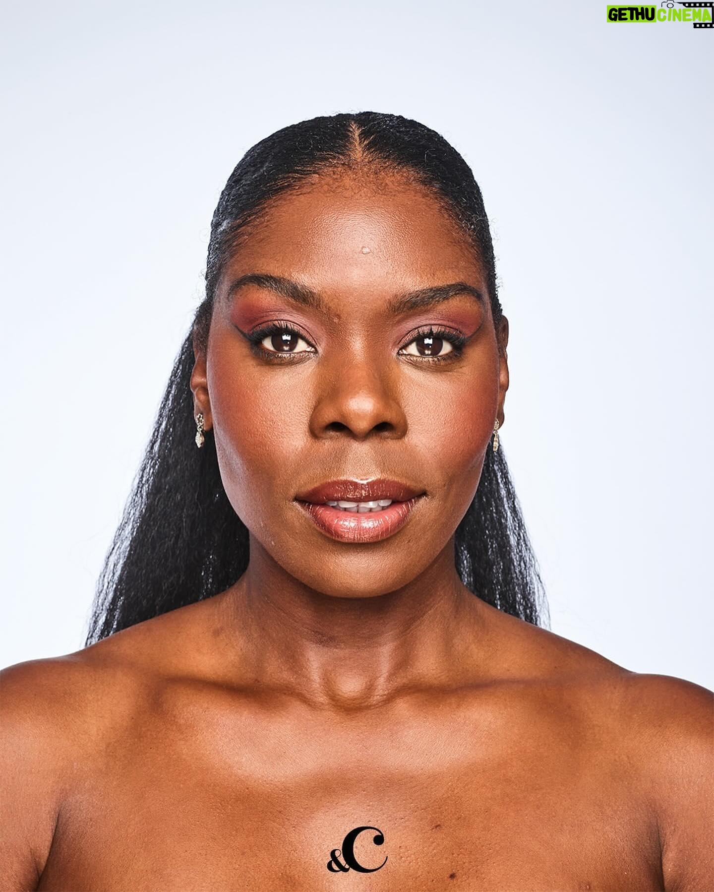 Imanuelle Grives - 800 Likes - Deze maand sta ik in de @andcgram in de rubriek āMirror mirrorā, waar je me kunt zien zónder make-up en mĆ©t. En mĆ©t een leuk interview waarin ik vertel over mijn beauty-geheimen⦠(spoiler: @witlofskincare @yourdermis @saharmaquillage š)
šø: @tomtenseldam
š: @xiuyun.yu @eeagency
š©š»āš»: Vera Wijnen
ā»ļø@andcgramā»ļø
Actrice @imanuelleg is gek op make-up en beauty rituelen. Ze kan je alles vertellen over vaginaal stomen, haar verzorging en de acht verschillende foundations in haar badkamerkast. āIk breng Surinaamse kruiden aan de kook en ga vervolgens boven het pannetje hangen.ā ā¢ā¢ā¢ Je leest alle make-up en beauty rituelen van Imanuelle in &Cās januarinummer āFeest meeā die je shopt via de link in bio. #andc #mirrormirror #beauty