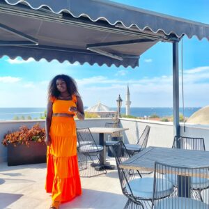 Imanuelle Grives Instagram - Op Kingsday kan een spam met mijn favoriete “Orange moments” 🧡🧡🧡🧡 niet ontbreken…

1. My birthday in Cape Verde ‘24 
2. Premiere van ‘de Vuurlinie’ ‘23
3. Shoot met m’n zus @alexahbk ‘20
4. Op de set bij ‘Zina 2’ 2024
5. Vrijwilligerswerk in Suriname met @ilonkaelmontfoundation  en @hesdylonwijk ‘23
6. Geweldige view over Istanbul  @bramhotel_istanbul ‘23
7. Dubai sipping on a Yacht ‘23
8. Bij @hotelpeperpot in Suriname ‘23
9. Met m’n baby @saharmaquillage in Dubai ‘23
10. Groepsfoto met de Koninklijke familie na het optreden met @ditiswatwedoen op Kingsday 2023 in Ahoy. 

Vandaag ben ik lekker tranquillo op Kingsday! Wat doen jullie allemaal? Waar zíjn jullie?
.
.
.
.
.
.
.
.
.
#kingsday #kingsday2024 #orange #orangoutfits #dubai #koningsdag #koningsdag2024 #solotrips #womantravel #womentravel #capeverde #boavista #performance #