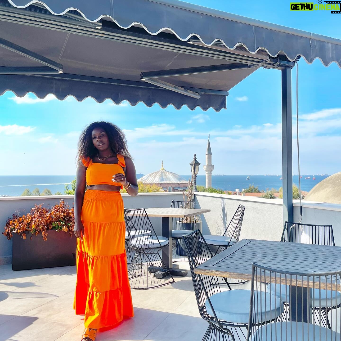 Imanuelle Grives - 583 Likes - Op Kingsday kan een spam met mijn favoriete āOrange momentsā š§”š§”š§”š§” niet ontbrekenā¦
1. My birthday in Cape Verde ā24
2. Premiere van āde Vuurlinieā ā23
3. Shoot met mān zus @alexahbk ā20
4. Op de set bij āZina 2ā 2024
5. Vrijwilligerswerk in Suriname met @ilonkaelmontfoundation en @hesdylonwijk ā23
6. Geweldige view over Istanbul @bramhotel_istanbul ā23
7. Dubai sipping on a Yacht ā23
8. Bij @hotelpeperpot in Suriname ā23
9. Met mān baby @saharmaquillage in Dubai ā23
10. Groepsfoto met de Koninklijke familie na het optreden met @ditiswatwedoen op Kingsday 2023 in Ahoy.
Vandaag ben ik lekker tranquillo op Kingsday! Wat doen jullie allemaal? Waar zĆjn jullie?
.
.
.
.
.
.
.
.
.
#kingsday #kingsday2024 #orange #orangoutfits #dubai #koningsdag #koningsdag2024 #solotrips #womantravel #womentravel #capeverde #boavista #performance #